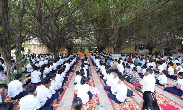 Des centaines de familles sont assises dans une pagode