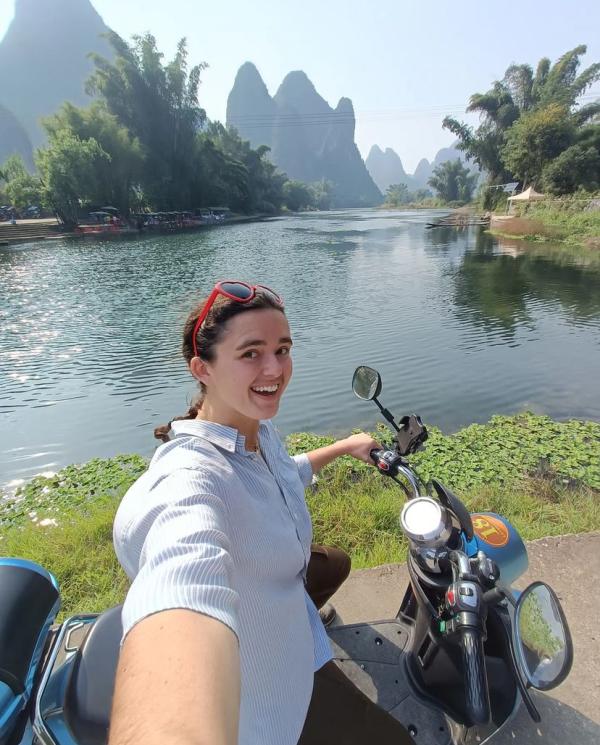Lisa sur un scooter en Chine