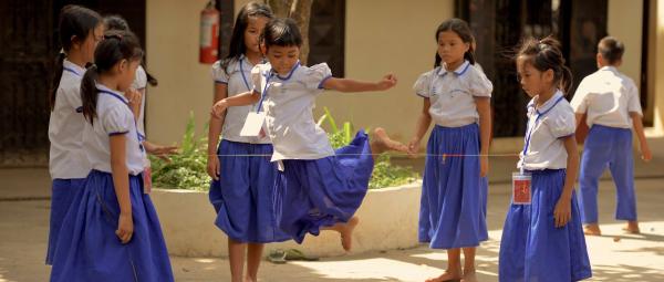 Fillettes en train de jouer dans notre école PSE de Phnom Penh
