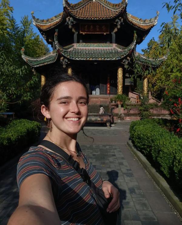 Lisa devant un temple en Chine