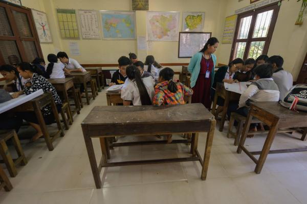 Des élèves travaillent en groupe à l'école de rattrapage scolaire de Pour un Sourire d'Enfant