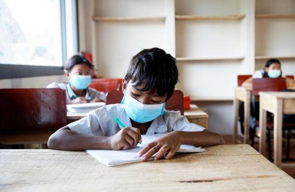 Un enfant en train de travailler dans sa nouvelle salle de classe