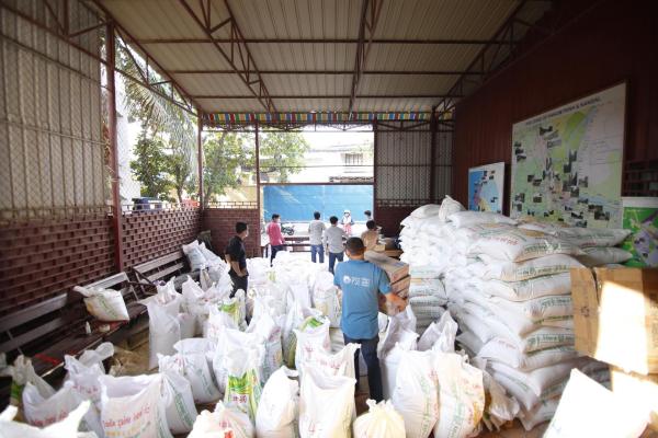 Préparation de la distribution de riz et de paniers alimentaires dans les locaux de PSE à Phnom Penh