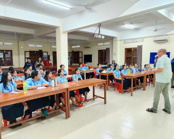 Bénévole qui parle devant les étudiants dans une salle de classe