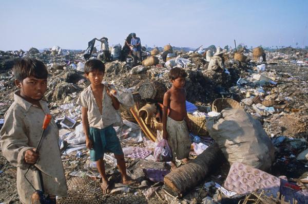 Des enfants en train de trier les déchets sur la décharge de Phnom Penh