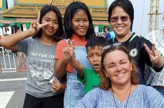 Betty entourée d'amis cambodgiens