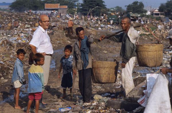 Christian des Pallières sur la décharge de Phnom Penh avec des enfants