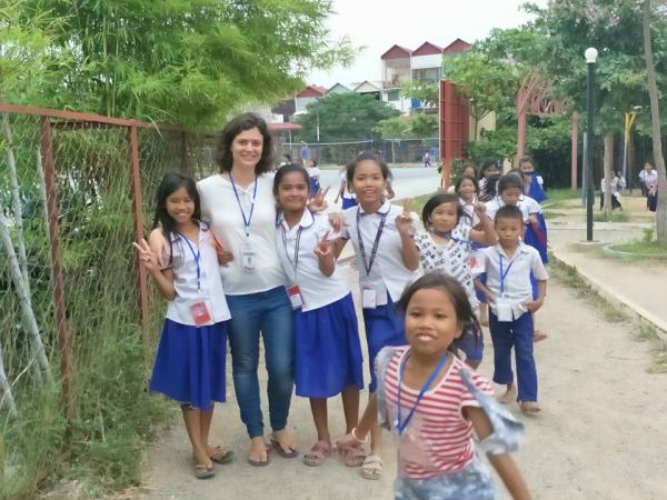 Clara entourée d'enfants de PSE