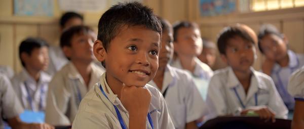 Garçon en classe dans notre école PSE de Phnom Penh