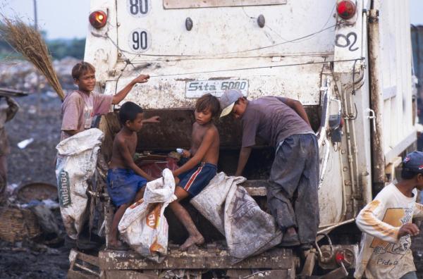 Des enfants à l'arrière d'un camion sur la décharge de Phnom Penh