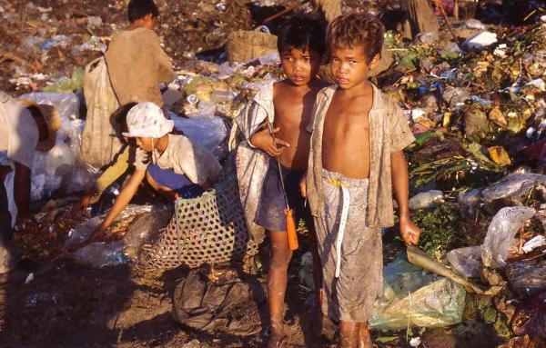 Deux garçons sur la décharge de Phnom Penh