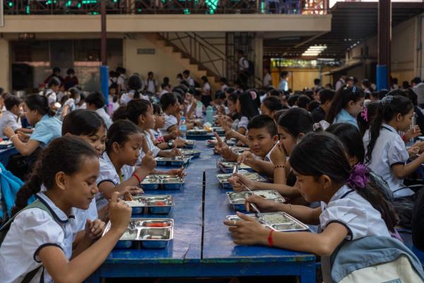 Enfants qui déjeunent à la cantine