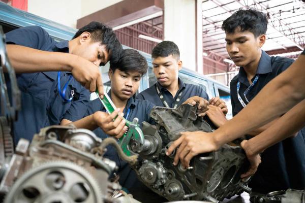 Des étudiants en formation professionnelle de mécanique en train de s'entrainer