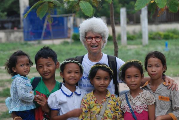 Marisa avec des enfants de PSE pendant les camps organisés chaque année par PSE