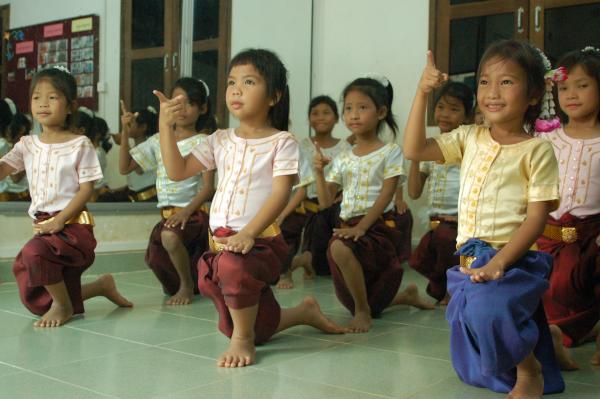 Des petites filles en cours de danse traditionnelle