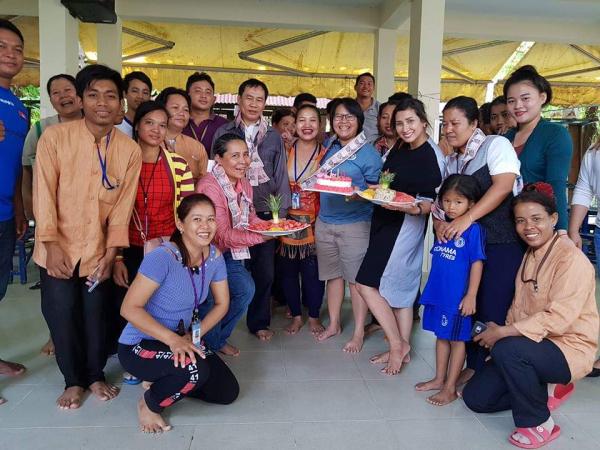Leakhéna entourée de membres de l'équipe de Pour un Sourire d'Enfant au Cambodge