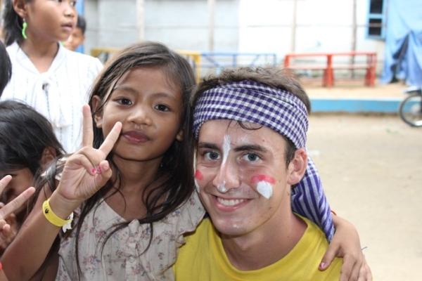Fernando, lors des camps PSE avec une petite fille prise en charge par PSE