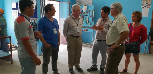 François au Cambodge avec l'équipe de l'école des métiers du bâtiment de PSE