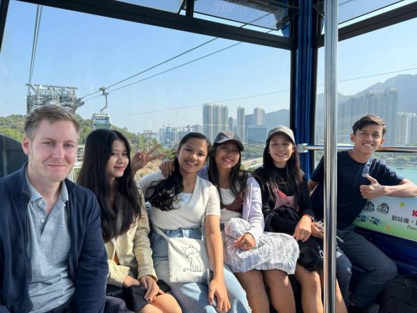 Les étudiants en stage à Hong Kong ont pris le téléphérique pour la première fois