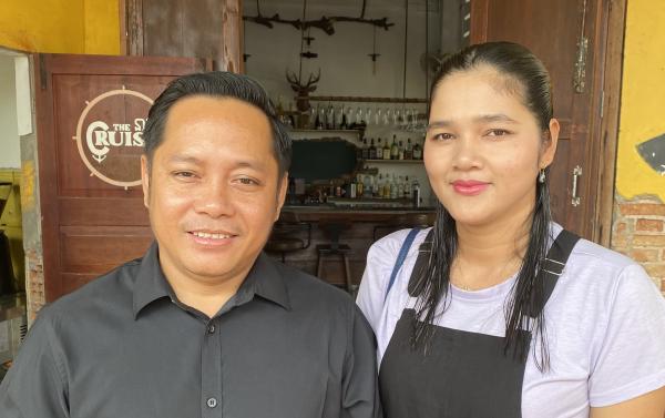 Leng et sa femme aujourd'hui devant le café qu'ils ont ouvert à Kampot