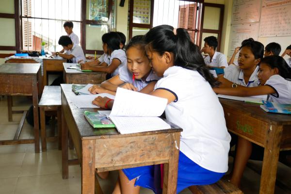 Deux élèves en train d'étudier dans l'école de rattrapage scolaire de Pour un Sourire d'Enfant