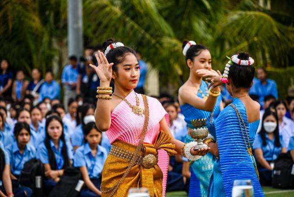 Des étudiantes en tenues traditionnelles performent une danse pour ouvrir la cérémonie de la rentrée