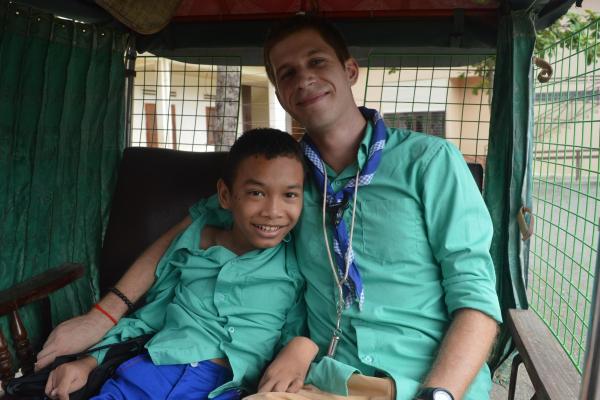 Thibaut avec un enfant porteur de handicap de PSE