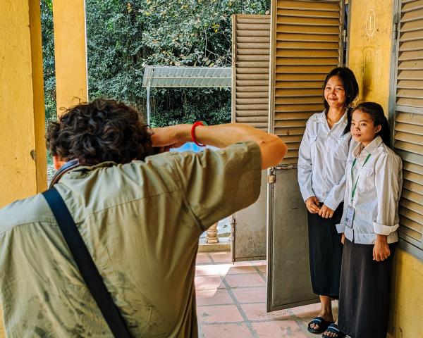 VuTheara dans une école publique photographie deux étudiantes