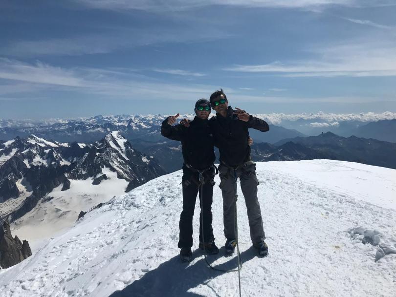 Louis et Gaspard en haut du Mont Blanc