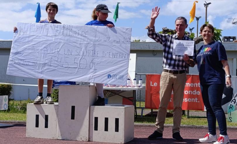 Remise du chèque de l'opération "bol de riz" au collège de Pauillac