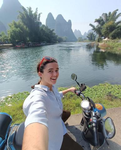 Lisa sur un scooter en Chine